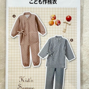 Puede incluir: Un patrón de ropa Samue para niños. El diseño presenta dos conjuntos: uno en marrón con lunares blancos y otro a cuadros blancos y negros. El texto "Kid's Samue" se muestra en una fuente decorativa.