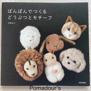 Könnte beinhalten: Ein Buch mit dem Titel "Handgemachte Pompons: Süße und einfache Tiermotive" von Pommadour's. Der Umschlag zeigt eine Vielzahl von bunten Pompon-Tieren, darunter ein Löwe, eine Katze, ein Kaninchen, ein Schaf, ein Hamster und ein Hund.
