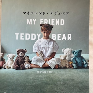 Könnte beinhalten: Ein Buch mit dem Titel "My Friend Teddy Bear: Sewing Book" mit einem jungen Mädchen, das in der Mitte von Teddybären sitzt. Der Buchumschlag ist hellblaugrün mit weißem Text.