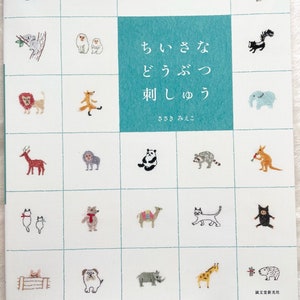 Puede incluir: Una portada de libro con un fondo azul claro y una cuadrícula de 20 pequeños diseños de bordado de animales. El título del libro es "ちいさな どうぶつ 刺しゅう" que se traduce como "Bordado de Animales Pequeños". El nombre del autor es "ささき みえこ" que se traduce como "Mieko Sasaki". El libro es publicado por "誠文堂新光社" que se traduce como "Seibundo Shinkosha Publishing Co., Ltd."