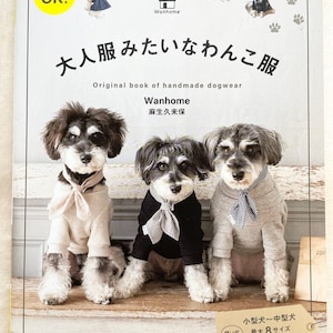 Peut inclure: Couverture de livre avec trois petits chiens vêtus de pulls miniatures et de nœuds papillon. Le titre du livre est en japonais, avec le texte anglais "Original book of handmade dogwear". La couverture comprend également le texte "Wanhome" et "Pomadour's".