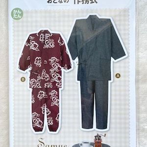 Puede incluir: Un patrón de costura para hacer dos tipos de ropa de trabajo japonesa, llamada "Samue". El patrón incluye instrucciones para una bata de trabajo gris oscuro y una bata de trabajo con estampado floral rojo y blanco. El texto en el patrón dice "おとなの作務衣", que se traduce como "Ropa de trabajo para adultos".