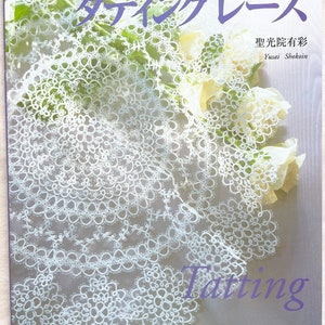 Peut inclure: Un livre intitulé "Tatting Lace" avec une dentelle blanche sur la couverture. Le livre est de Yusai Shokoin et fait partie de la série NHK "O-sharei Koubou".