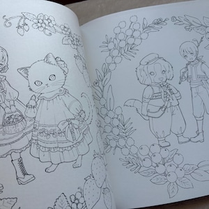 Pu&ograve; includere: Una doppia pagina di un libro da colorare con illustrazioni dettagliate a tratto. Una pagina mostra una ragazza e un gatto in abiti, che trasportano cesti. L'altra pagina raffigura un cane con un cappello e un ragazzo, circondati da motivi floreali e di bacche.