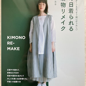 Op de afbeelding: Een boekomslag met een vrouw die een gestreept vest en een wit shirt draagt. De titel van het boek is "Alledaagse kleding van kimono" en de ondertitel is "Mooie patronen & gemakkelijk naaien".