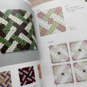 Puede incluir: P&aacute;gina de un libro de manualidades con un cuadrado de ganchillo en tonos verdes, marrones y blancos. El libro tambi&eacute;n muestra diagramas e instrucciones para tejer cuadrados similares, con variaciones de color y patr&oacute;n.