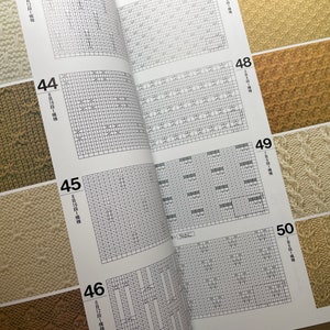 Może przedstawiać: Książka z r&oacute;żnymi wzorami na dzianie. Książka pokazuje r&oacute;żne ściegi dziania z odpowiadającymi im diagramami i nazwami w języku japońskim. Ściegi są ponumerowane od 44 do 50.