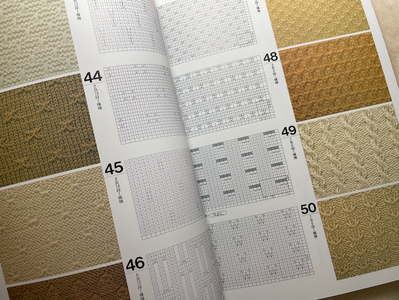 Może przedstawiać: Książka z r&oacute;żnymi wzorami na dzianie. Książka pokazuje r&oacute;żne ściegi dziania z odpowiadającymi im diagramami i nazwami w języku japońskim. Ściegi są ponumerowane od 44 do 50.