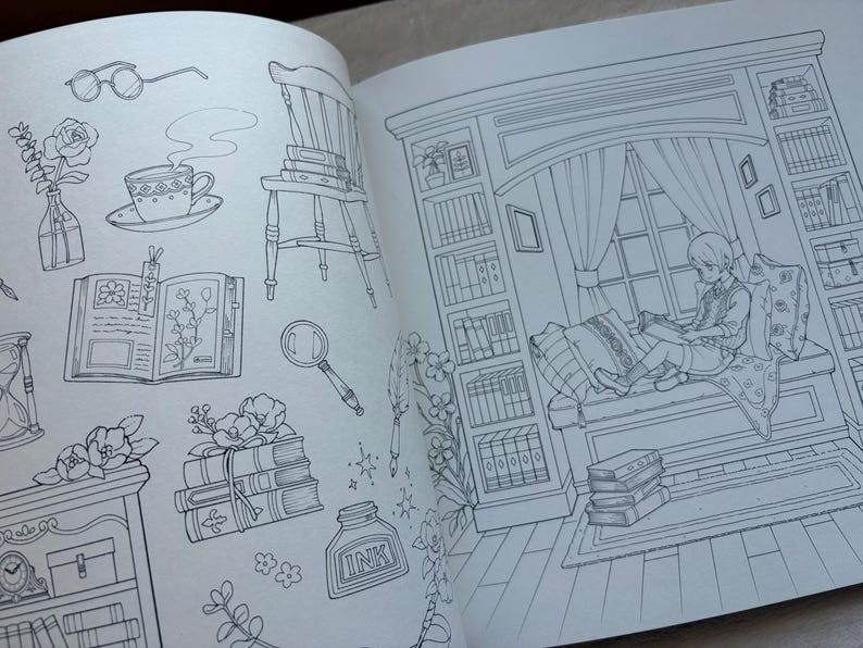 Pu&ograve; includere: Pagina di un libro da colorare aperto con un disegno a tratto dettagliato. L'illustrazione presenta un angolo lettura accogliente con una persona che legge, circondata da librerie, libri ed elementi decorativi come fiori, una tazza di t&egrave; e una lente d'ingrandimento.