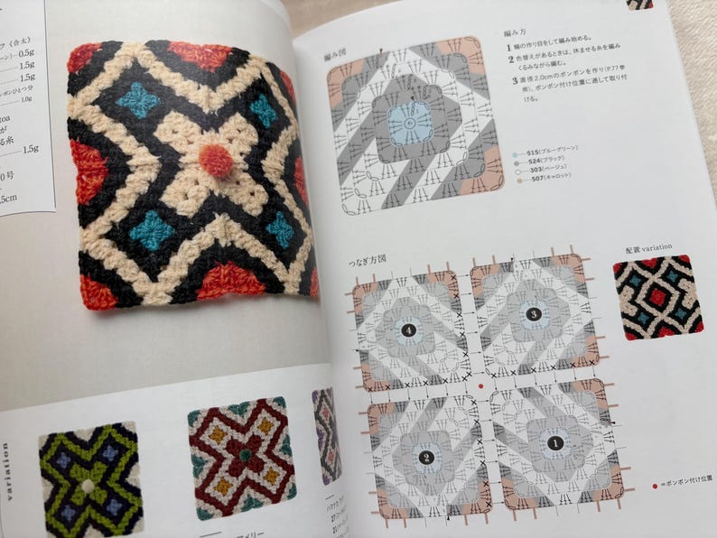Puede incluir: Un cuadrado tejido a ganchillo con un patr&oacute;n geom&eacute;trico en crema, negro, rojo y turquesa. Una peque&ntilde;a borla redonda naranja est&aacute; centrada en el cuadrado. La imagen es de un libro de manualidades con diagramas y ejemplos de patrones de ganchillo.