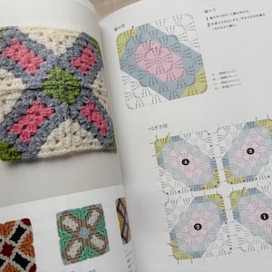 Puede incluir: Un cuadrado de ganchillo con un dise&ntilde;o floral en rosa, gris y verde sobre un fondo crema. El cuadrado se muestra en un libro abierto con diagramas e instrucciones para patrones de ganchillo. Se muestran cuadrados de ganchillo adicionales a continuaci&oacute;n.