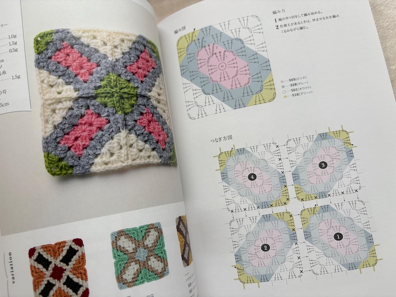 Puede incluir: Un cuadrado de ganchillo con un dise&ntilde;o floral en rosa, gris y verde sobre un fondo crema. El cuadrado se muestra en un libro abierto con diagramas e instrucciones para patrones de ganchillo. Se muestran cuadrados de ganchillo adicionales a continuaci&oacute;n.