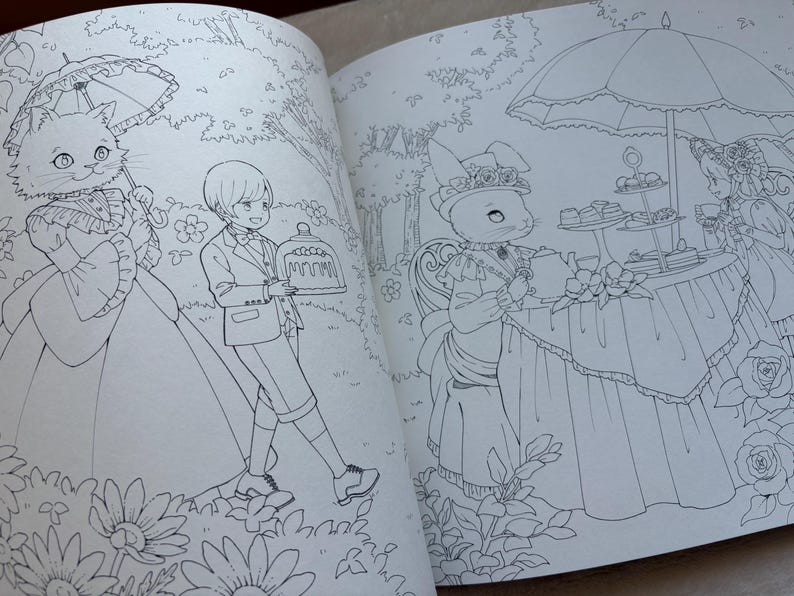 Pu&ograve; includere: Illustrazione dettagliata in bianco e nero da un libro da colorare. L'immagine raffigura animali antropomorfi in un ambiente di giardino. Un gatto con un ombrello e un giovane con una torta camminano in un giardino. Un coniglio &egrave; seduto a un tavolo con un vassoio per torte a pi&ugrave; livelli.