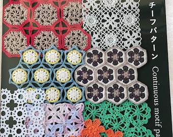 Puede incluir: Una portada de libro que presenta varios patrones de motivos de ganchillo en rojo, blanco, marrón, azul, amarillo, morado, naranja y verde. El título dice "Continuous motif pattern" con texto japonés y la marca "applemints". La palabra "Pomadour's" también es visible.
