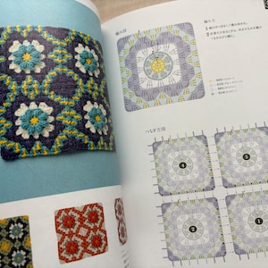 Puede incluir: Un textil cuadrado tejido a ganchillo con un estampado floral en azul marino, blanco, turquesa y amarillo. La imagen es de un libro con diagramas de ganchillo y ejemplos de diferentes variaciones de color. El textil est&aacute; hecho de hilo.