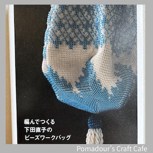 Pode incluir: Um conjunto de três canecas de cerâmica com acabamento fosco e salpicado. As canecas são em tons de creme, cinza claro e cinza escuro. Cada caneca tem um design simples e minimalista.