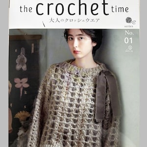 以下が含まれることがあります： 「the crochet time No. 01」というタイトルの手芸雑誌。ベージュとブラウンの質感のあるかぎ針編みのセーターと肩のリボンが特徴です。表紙には「applemints」、「Heart Warming Life Series」、および日本語の文字が記載されています。