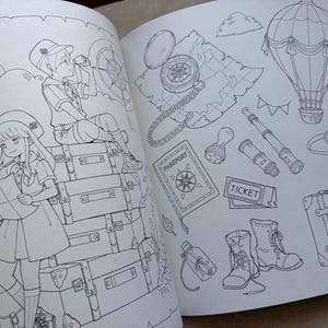 Pu&ograve; includere: Illustrazione in bianco e nero di una pagina di libro da colorare con disegni a tema viaggio. La pagina include una mongolfiera, una bussola, una mappa, un binocolo, un passaporto e due figure vestite con abiti da viaggio.