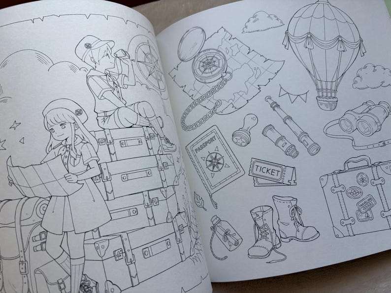 Pu&ograve; includere: Illustrazione in bianco e nero di una pagina di libro da colorare con disegni a tema viaggio. La pagina include una mongolfiera, una bussola, una mappa, un binocolo, un passaporto e due figure vestite con abiti da viaggio.