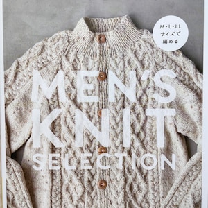 Op de afbeelding: Een boek getiteld "Men's Knit Selection" met een close-up van een beige gebreide trui met een kabelbreipatroon. De omslag van het boek bevat de tekst "Let's knit series" en "日本ヴォーグ社".