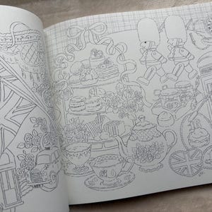 以下が含まれることがあります： イギリスのアイコンが描かれた、詳細な塗り絵ページ。2階建てバス、ユニオンジャックの旗、電話ボックス、行進する衛兵、ティーカップ、ケーキ、ティーポットが含まれています。イラストは白黒です。
