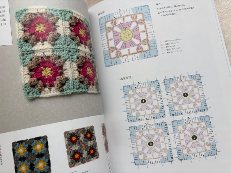 Puede incluir: Primer plano de un cuadrado tejido a ganchillo con cuatro dise&ntilde;os florales. Cada flor tiene un centro rosa, rodeado de p&eacute;talos marrones y crema. El fondo es de color verde claro. La imagen es de un libro de manualidades.