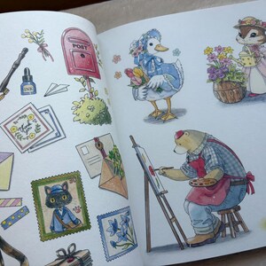 Pu&ograve; includere: Illustrazioni ad acquerello di animali antropomorfi e oggetti a tema postale. Un'anatra in un vestito blu tiene dei fiori, uno scoiattolo innaffia un vaso di fiori e un orso dipinge. Altre immagini includono francobolli, buste e una cassetta postale.