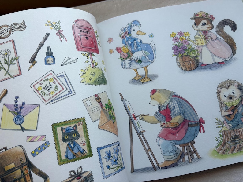Pu&ograve; includere: Illustrazioni ad acquerello di animali antropomorfi e oggetti a tema postale. Un'anatra in un vestito blu tiene dei fiori, uno scoiattolo innaffia un vaso di fiori e un orso dipinge. Altre immagini includono francobolli, buste e una cassetta postale.