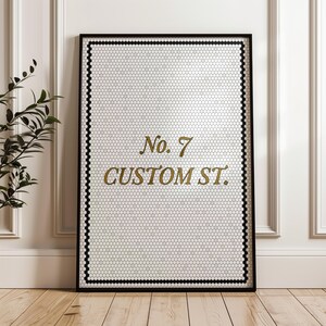 Peut inclure: Tableau encadré avec un motif en nid d'abeille blanc et une bordure noire. Le texte "No. 7 CUSTOM ST." est écrit en lettres dorées. L'œuvre est présentée sur un mur blanc et un sol en bois.