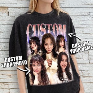 Pu&ograve; includere: T-shirt grigio scuro con design personalizzato con foto e nome. La maglietta presenta la parola "CUSTOM" in un font retr&ograve; sopra un collage di cinque foto. Sono visibili anche le scritte "CUSTOM YOUR PHOTO" e "CUSTOM YOUR NAME".