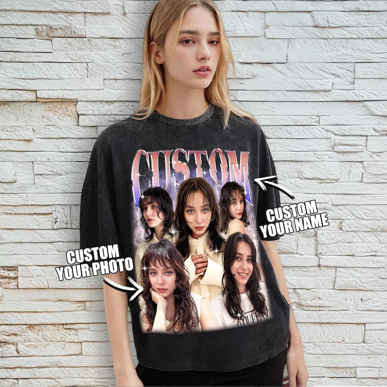 Pu&ograve; includere: T-shirt grigio scuro con design personalizzato con foto e nome. La maglietta presenta la parola "CUSTOM" in un font retr&ograve; sopra un collage di cinque foto. Sono visibili anche le scritte "CUSTOM YOUR PHOTO" e "CUSTOM YOUR NAME".