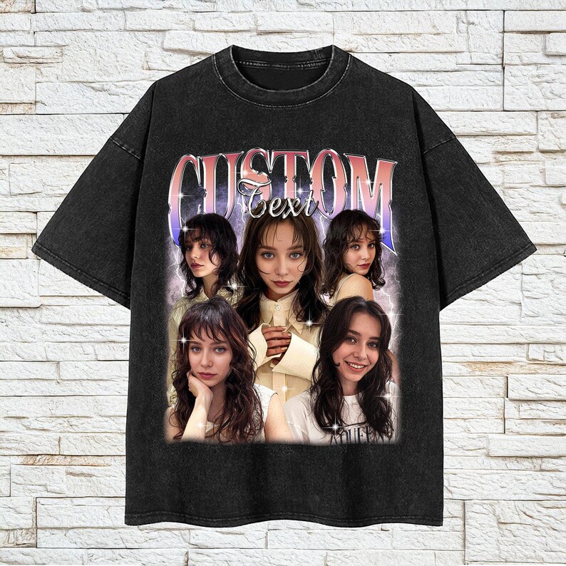 Pu&ograve; includere: T-shirt nero con un aspetto vintage sbiadito. La parte anteriore presenta un collage fotografico di una donna con la scritta "CUSTOM Text" in un font retr&ograve;. La maglietta ha un girocollo e maniche corte.