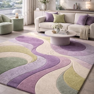 Può includere: Un grande tappeto con un design astratto e fluido nei toni del viola, verde e crema. Il tappeto è in un soggiorno con un divano bianco, un tavolino rotondo e una vista sulla città visibile attraverso una grande finestra.