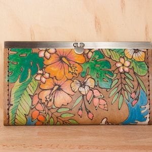 Billetera de chequera de cuero - Ladies Clutch Wallet en el patrón Hanalei con flores y olas tropicales - Tercer aniversario de regalo para ella