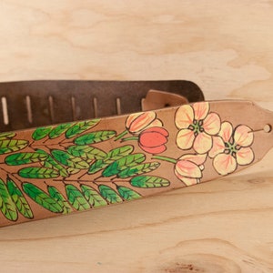 Rainbow Showers Guitar Strap Cuir fait à la main avec inscription personnalisée et fleurs pour guitares acoustiques et électriques image 7