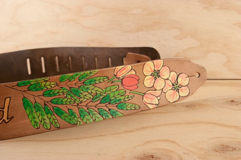 Rainbow Showers Guitar Strap Cuir fait à la main avec inscription personnalisée et fleurs pour guitares acoustiques et électriques image 7