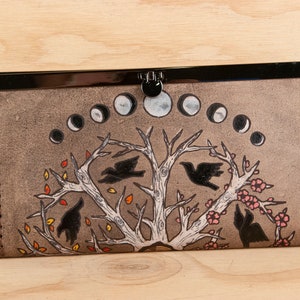 Cartera de chequera de cuero - monedero de embrague de mujer en el patrón de cuatro estaciones con cuervos, estrellas y luna - tercera idea de regalo de aniversario