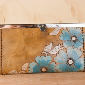 Billetera de mujer - Billetera de cuero - Billetera de chequera - Monedero de embrague - Billetera de flores - Patrón belle con rosas silvestres en turquesa y marrón