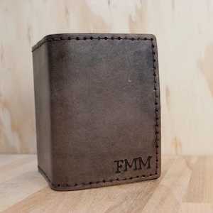 Monedero para hombre - Trifold - Monedero monograma personalizado - Cuero hecho a mano en negro antiguo - Personalizado