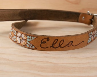 Bracelet en mandoline en cuir ou ukulélé - Rebecca Smokey personnalisée avec des fleurs de cornouiller - Sangle de mandoline personnalisée pour mandolins de style A ou F