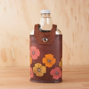 Leder und Glaskolben - Vintage-Stil - 375ml Flasche - handgemachte Kolben - Mohn-Garten mit Blumen - gelb orange pink und antiken Mahagoni