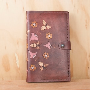 Leather Journal Cover - Meadow Journal met bijen en bloemen in geel, roze en antieke mahonie - past Moleskine Large Hardbound Journal