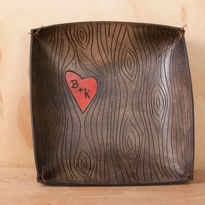 Vassoio custodito in pelle per lui - Catchall personalizzato nel modello di Nizza con woodgrain e cuore - nero rosso e antico - terzo anniversario