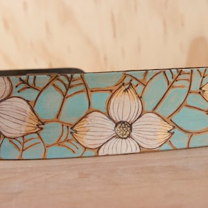 Guitar Strap - Lederen Guitar Strap - Rebecca patroon met kornoelje bloemen- Art Nouveau - Salie, goud, wit, bruin - akoestisch of elektrisch