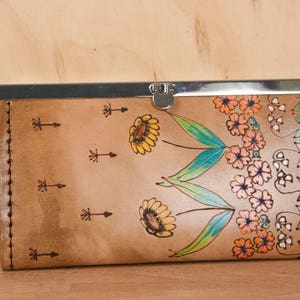 Leather Checkbook Wallet - Clutch Wallet - Monedero de mujer en el patrón de semillas con jardín de flores y semillas de diente de león - Antique Brown