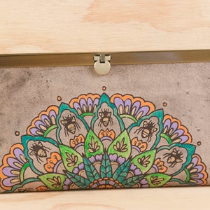 Billetera de chequera de cuero - Monedero de embrague para mujer con patrón Mandala con abejas en púrpura, verde y negro antiguo - Tercer aniversario