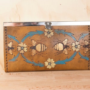 Leather Checkbook Wallet - Clutch Wallet - Womens Wallet - Melissa Pattern with bees - turquesa, amarillo, oro y marrón antiguo -