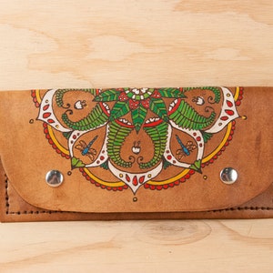 Cartera de pulsera - monedero de cuero para mujer con Mandala y libélulas - verde, rojo y marrón antiguo - se adapta a iPhone todas las generaciones