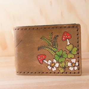 Carteira Bifold de Couro - Carteira Masculina ou Feminina Artesanal com Cogumelos e Samambaias - Floresta em Verde e Marrom Antigo