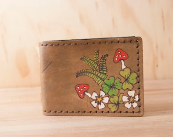 Portefeuille bifold en cuir - Portefeuille fait à la main pour hommes ou femmes avec champignons et fougères - Woodland in Green and Antique Brown